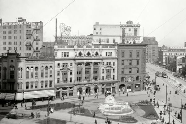 Detroit: Photographs & Planning History
