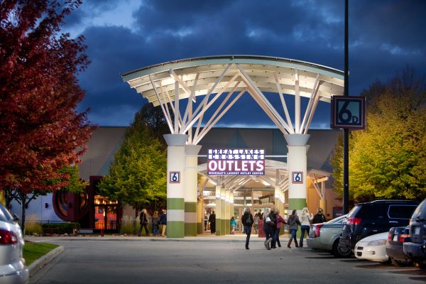 Great Lakes Crossing - Shop, Walk, Dine